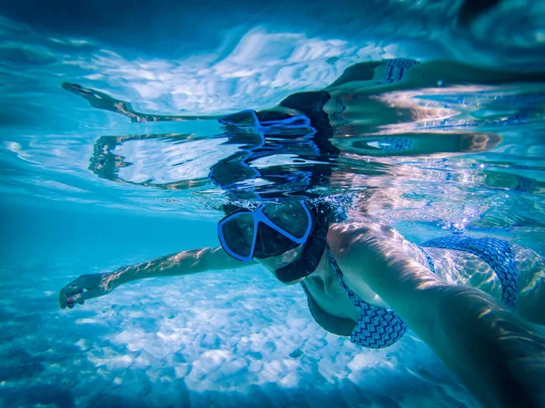 Kvinna Som Tar Undervattensselfie Medan Snorkling Kristallklart Tropiskt Vatten — Stockfoto