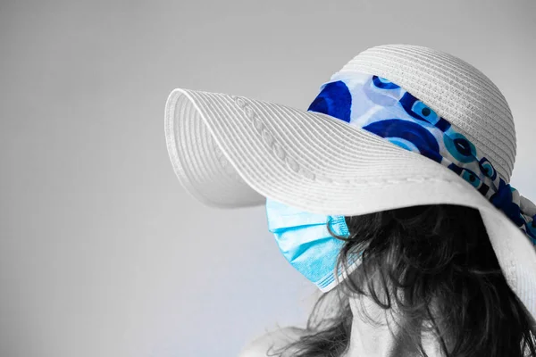 Beach Holiday Coronavirus Woman Hat Medical Mask — Stock Photo, Image