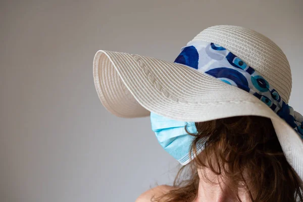 Παραλία Διακοπές Κατά Διάρκεια Coronavirus Γυναίκα Καπέλο Και Ιατρική Μάσκα — Φωτογραφία Αρχείου