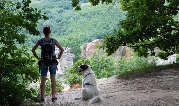 Frau Wandert Mit Hund — Stockfoto