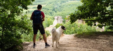 # Adam köpekle yürüyor # 