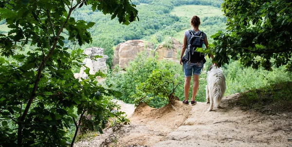 Donna Trekking Con Cane — Foto Stock