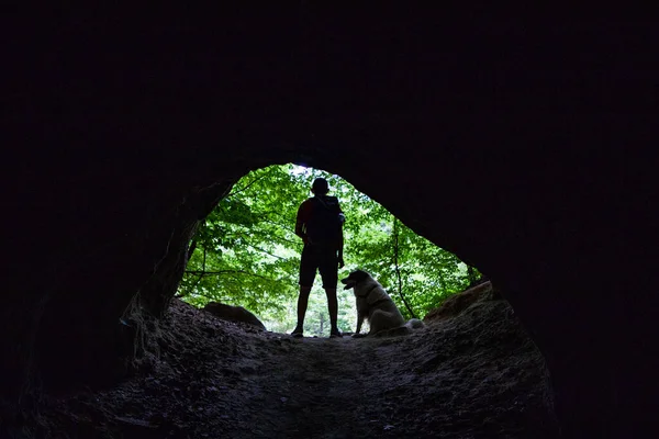 Silhouette Homme Chien Entrée Une Grotte — Photo