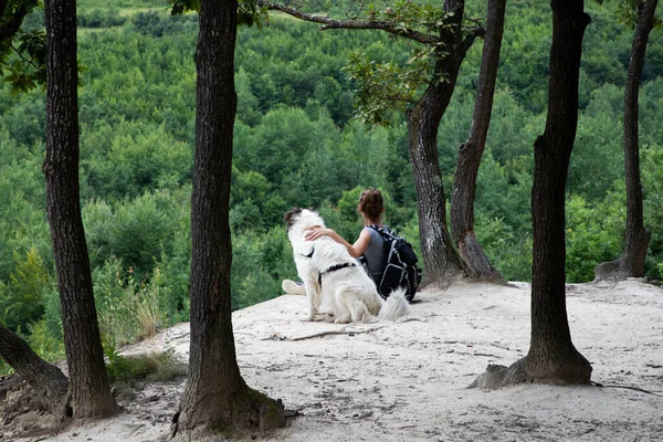 Mulher Trekking Com Cão — Fotografia de Stock