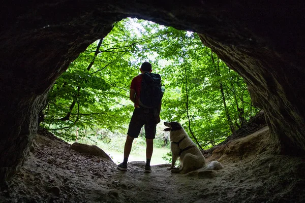 Sagoma Uomo Cane All Ingresso Una Grotta — Foto Stock