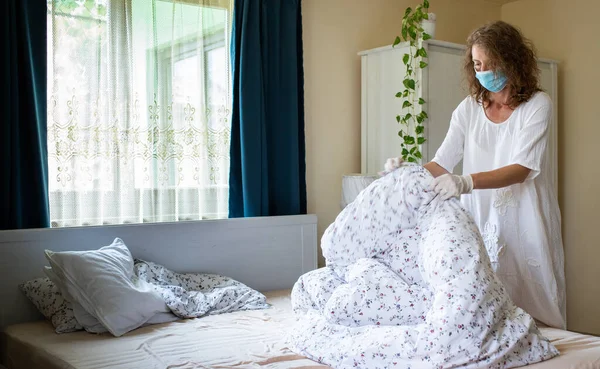 Frau Wechselt Bettwäsche Mit Medizinischer Maske Hotelbranche Während Pandemie — Stockfoto