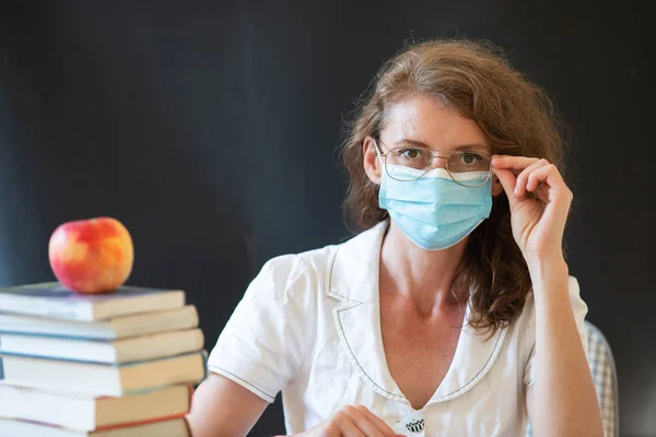 Volta Escola Durante Pandemias Covid Professor Com Máscara Facial — Fotografia de Stock