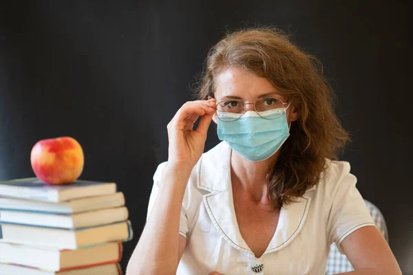 Volta Escola Durante Pandemias Covid Professor Com Máscara Facial — Fotografia de Stock