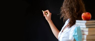 Kara tahtaya karşı okul konsepti kitap yığınına