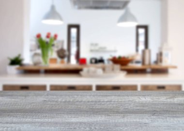 Mutfak içi ve masa arkaplanı bulanık