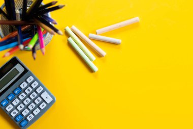 Sarı arka planda okul konseptine geri dön