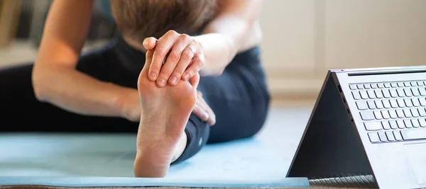 Kvinna Gör Yoga Hemma Titta Online Videor — Stockfoto