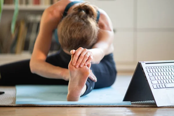 Kvinna Gör Yoga Hemma Titta Online Videor — Stockfoto