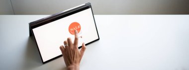 Tabletteki online alışveriş el satış düğmesine bas
