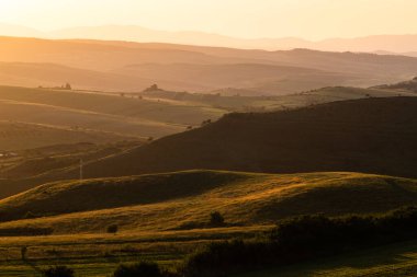 Sonbahar günbatımında yuvarlanan tepeler doğa arka planı