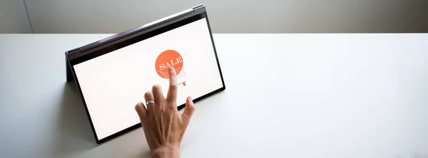 タブレットでオンラインショッピングハンドプレス販売ボタン — ストック写真
