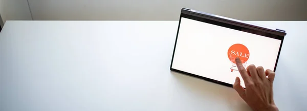 온라인 손으로 태블릿의 버튼을 누르는 — 스톡 사진