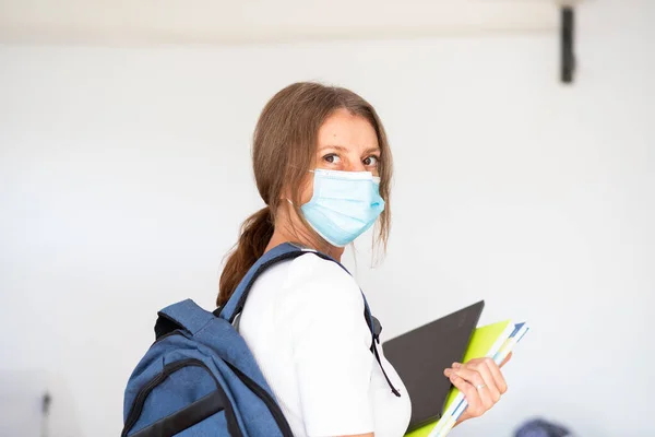 Kvinna Med Mask Bärbar Dator Och Bärbara Datorer — Stockfoto