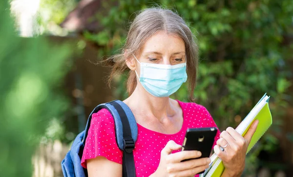 Frau Mit Maske Laptop Und Notebooks Freien — Stockfoto