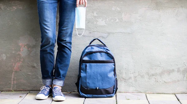 Escola Criança Pés Jeans Mochila Máscara Volta Escola Durante Pandemia — Fotografia de Stock