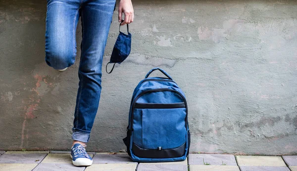 Escola Criança Pés Jeans Mochila Máscara Volta Escola Durante Pandemia — Fotografia de Stock