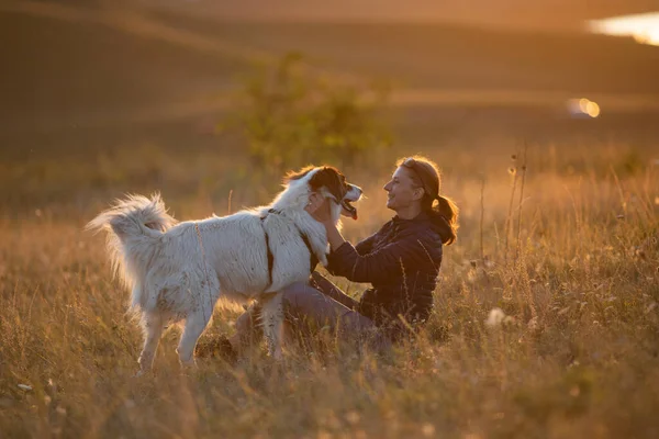 Mujer Feliz Con Perro Blanco Paisaje Otoño —  Fotos de Stock