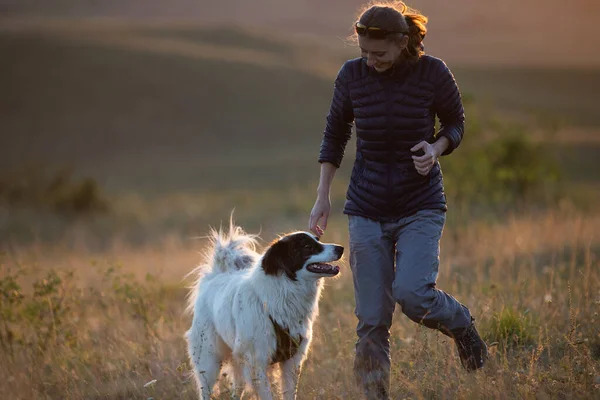 Mujer Feliz Con Perro Blanco Paisaje Otoño —  Fotos de Stock