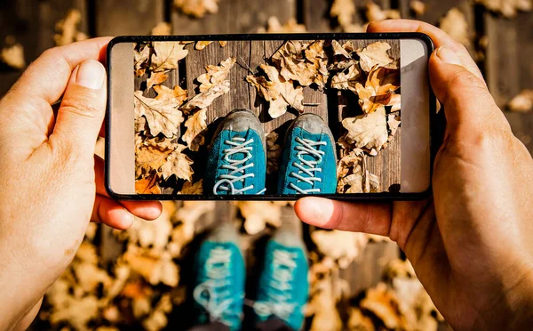 Інстаграммер Сфотографувала Своє Пішохідне Взуття Осіннє Листя — стокове фото