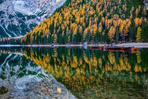 Dolomites Dağlarındaki Lago Braies Sudtirol Talya — Stok fotoğraf