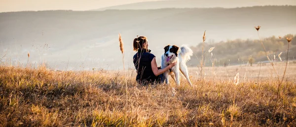 Donna Con Cane Rilassante Nel Paesaggio Autunnale — Foto Stock