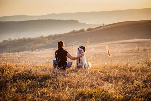 Vrouw Met Hond Ontspannen Herfst Landschap — Stockfoto