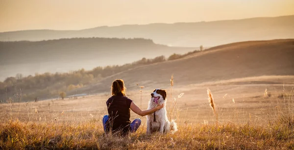 Mujer Con Perro Relajante Otoño Paisaje —  Fotos de Stock