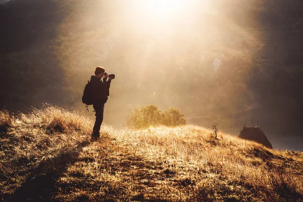 Vrouwelijke Fotograaf Bij Zonsopgang Mistige Bergen Roemenië — Stockfoto