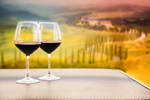 Two Glasses Red Wine Beautiful Landscape Tuscany — Stock Photo, Image