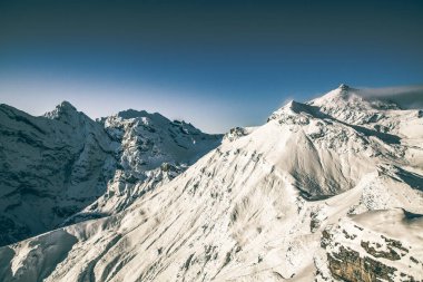 Schilthorn 'dan İsviçre Alpleri' nin Jungfrau bölgesinde kar yağışlı zirveler