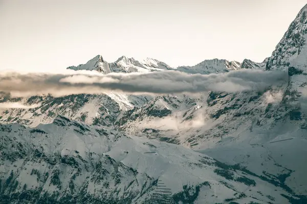 瑞士阿尔卑斯山中的山顶覆盖着令人惊奇的雪 — 图库照片