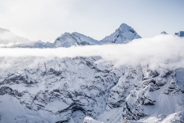 Schilthorn 'dan İsviçre Alpleri' nin Jungfrau bölgesinde kar yağışlı zirveler