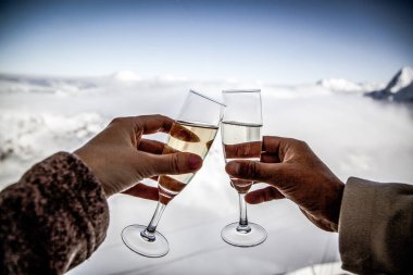 Şampanya içen ve kış tatili yapan çift.