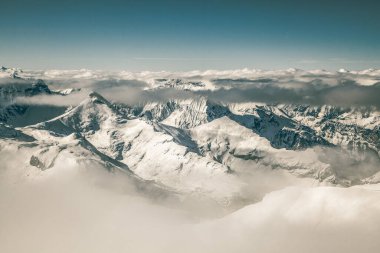 Schilthorn 'dan İsviçre Alpleri' nin Jungfrau bölgesinde kar yağışlı zirveler