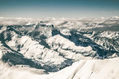 Schilthorn 'dan İsviçre Alpleri' nin Jungfrau bölgesinde kar yağışlı zirveler