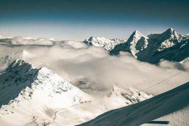 Schilthorn 'dan İsviçre Alpleri' nin Jungfrau bölgesinde kar yağışlı zirveler