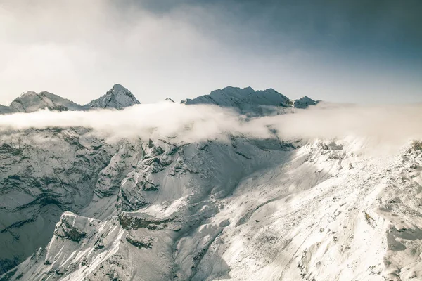 Schilthorn 'dan İsviçre Alpleri' nin Jungfrau bölgesinde kar yağışlı zirveler