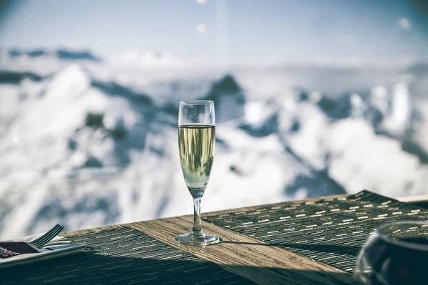 Champagner Und Verschneite Berge Winterurlaub — Stockfoto