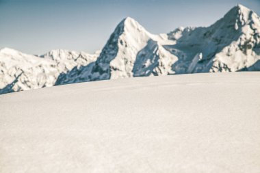 Schilthorn 'dan İsviçre Alpleri' nin Jungfrau bölgesinde kar yağışlı zirveler