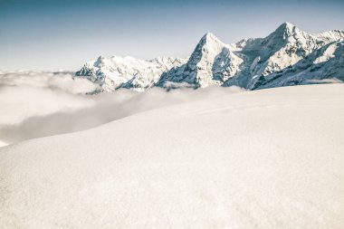 Schilthorn 'dan İsviçre Alpleri' nin Jungfrau bölgesinde kar yağışlı zirveler
