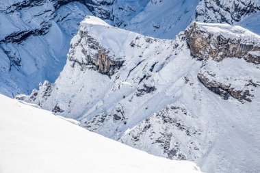 Schilthorn 'dan İsviçre Alpleri' nin Jungfrau bölgesinde kar yağışlı zirveler