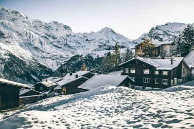 Cennet gibi İsviçre köyü Murren kışın dağlarda