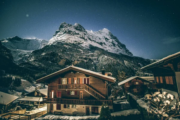 Χειμωνιάτικη Νύχτα Grindelwald Χιονισμένο Βουνό Αστέρια Και Ξύλινο Σπίτι — Φωτογραφία Αρχείου