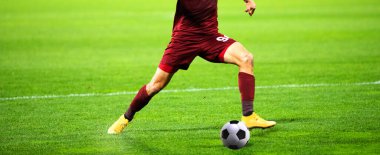 Futbolcu futbolu tekmeliyor