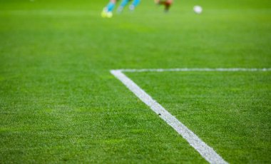 Boş bir stadyumdaki futbol maçının arka planı bulanık